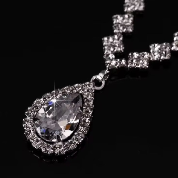 Elegant Silver Teardrop Necklace Set. - Picture 2 of 5